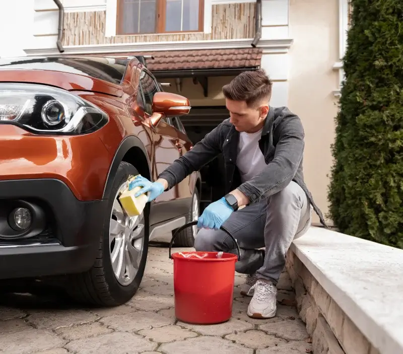 Lavage auto à domicile Bournoncle-Saint-Pierre : professionnel intervenant sur un véhicule